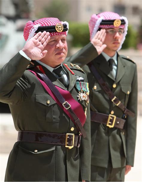 الملك عبدالله الثاني بالزي العسكري
